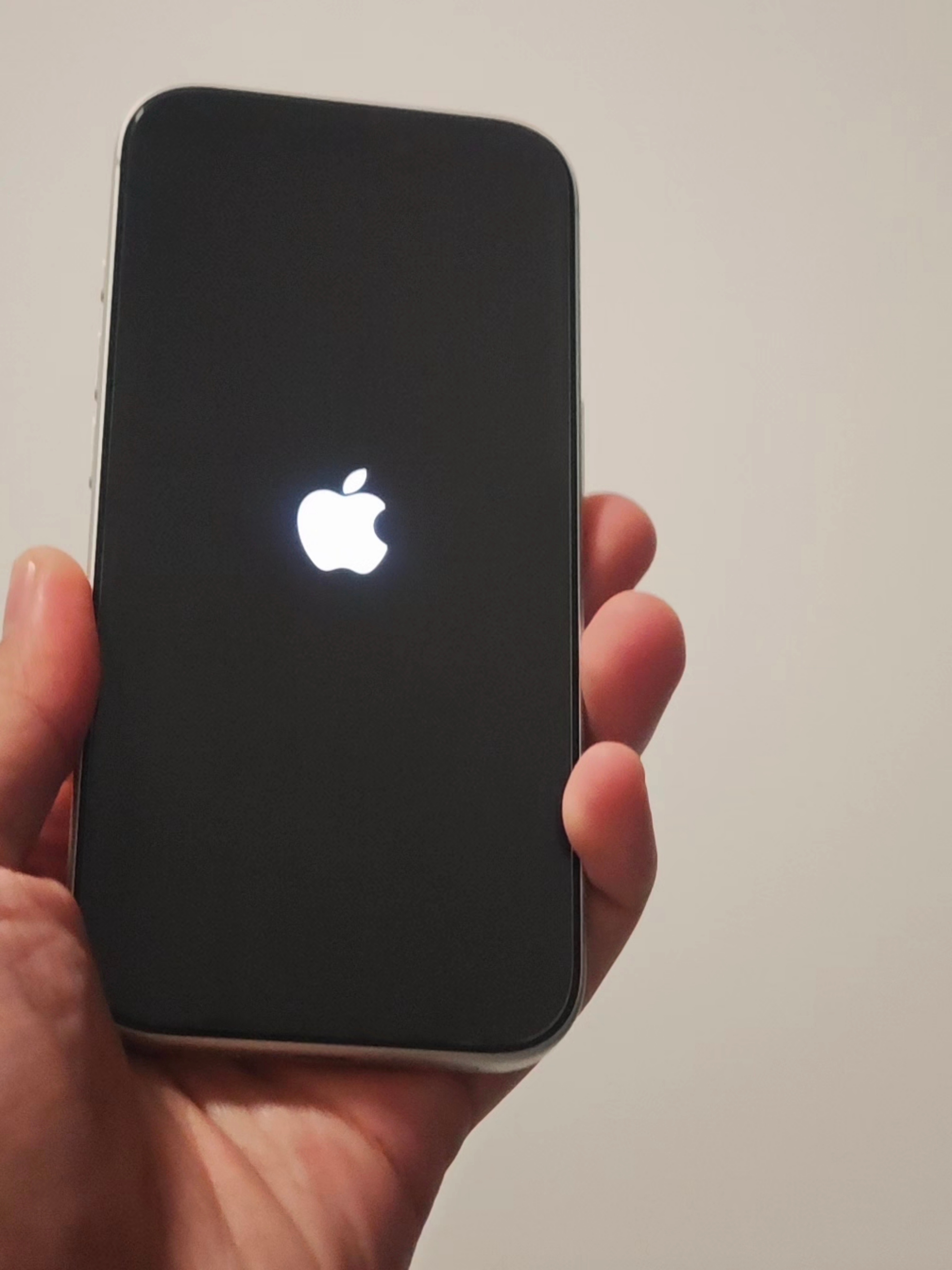 欧哥的iPhone17 Pro，卡Bug死机重启了！这是真iOS，有那味儿了
