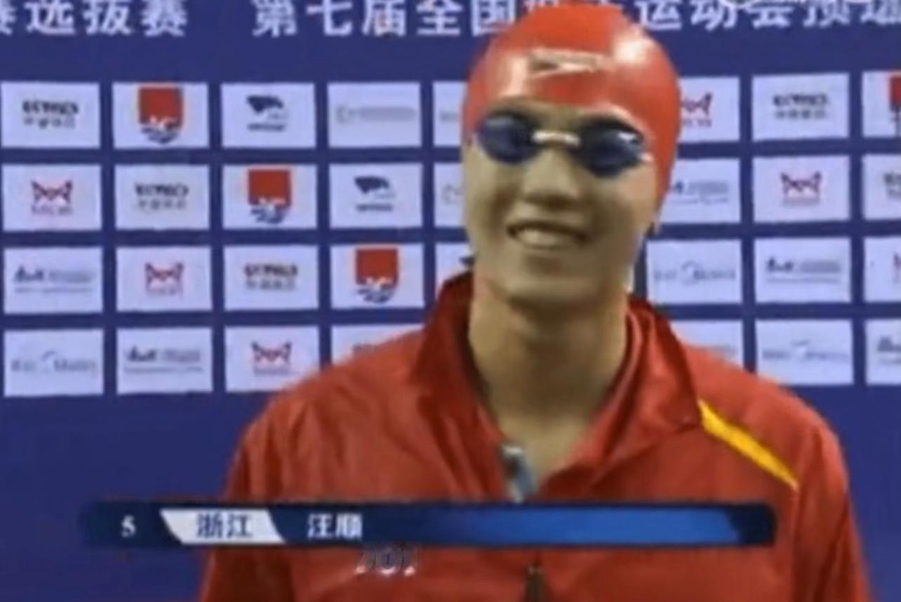 原来戴泳帽真的会影响颜值顺哥，戴上泳帽的瞬间，仿佛被夺了舍🤣汪顺