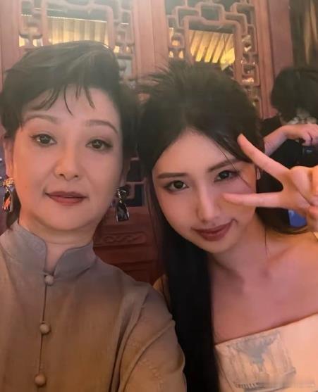 大导演冯小刚徐帆养女徐朵赴美就读高中后已经毕业。养母徐帆到美国陪伴女儿参加毕业典