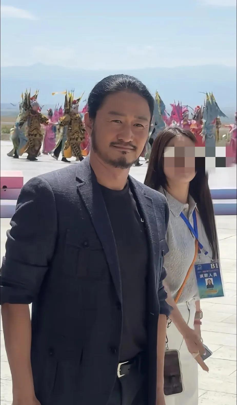 难道就没人觉得，
吴京这发型超帅吗？这么近距离看特别有魅力，特别男人！
对比在现