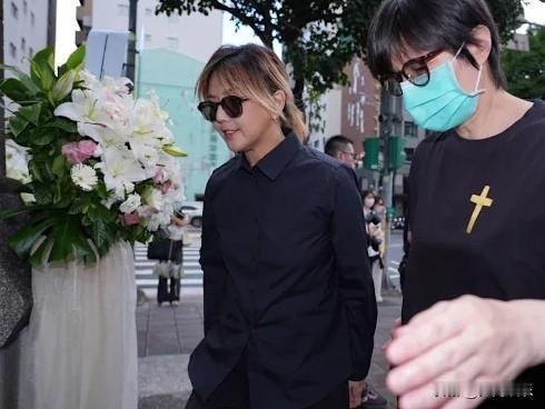 陈聆薇的告别仪式于8月6日举行，孙燕姿、张韶涵、江美琪、蔡健雅等华语乐坛的天后们