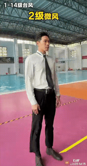 小伙挑战从1级风到14级台风，看是否能够站的住！ 