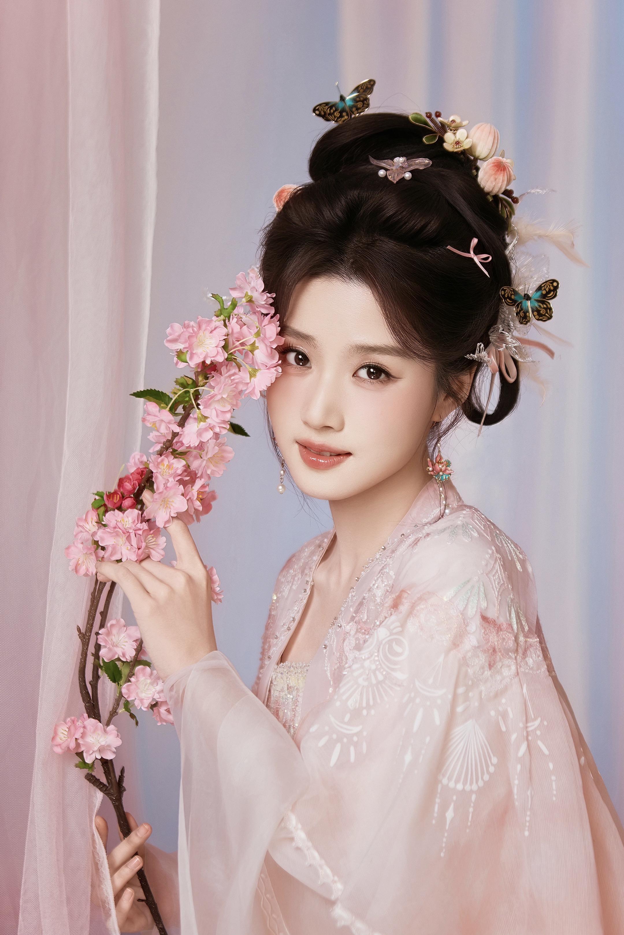 卢昱晓央视跨年晚会造型。蝴蝶和桃子绒花都是我做的～ 谁能拒绝古装造型的...