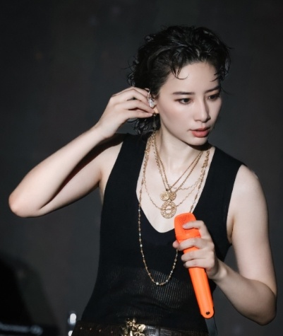 #李斯丹妮半透明深V背心# 李斯丹妮的长沙演唱会无疑是一场视觉与听觉的盛宴！她身