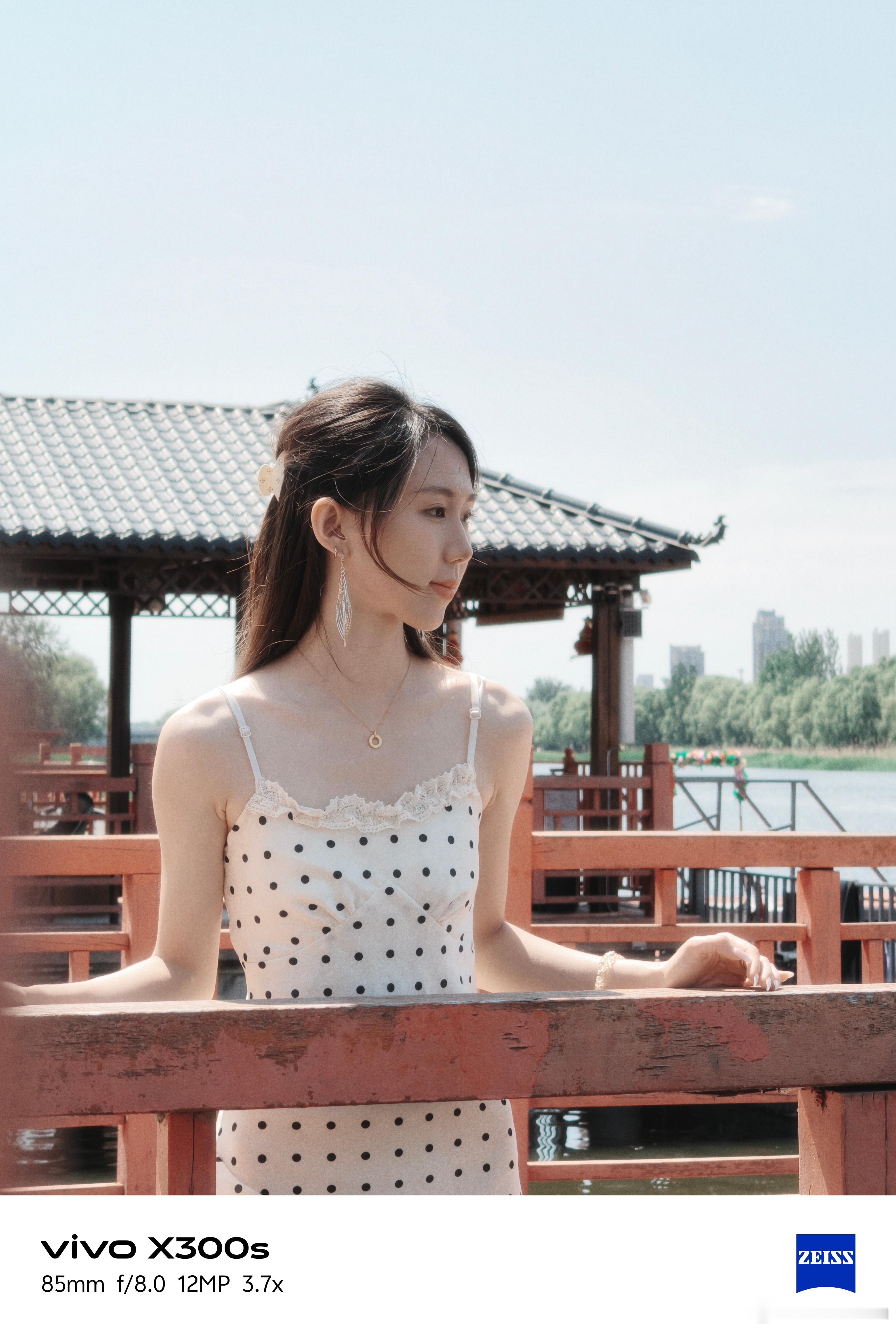 vivo 这里是蒲河游船码头，临水而坐享受慢悠悠的夏日正午顶光下，树荫柔化直射阳