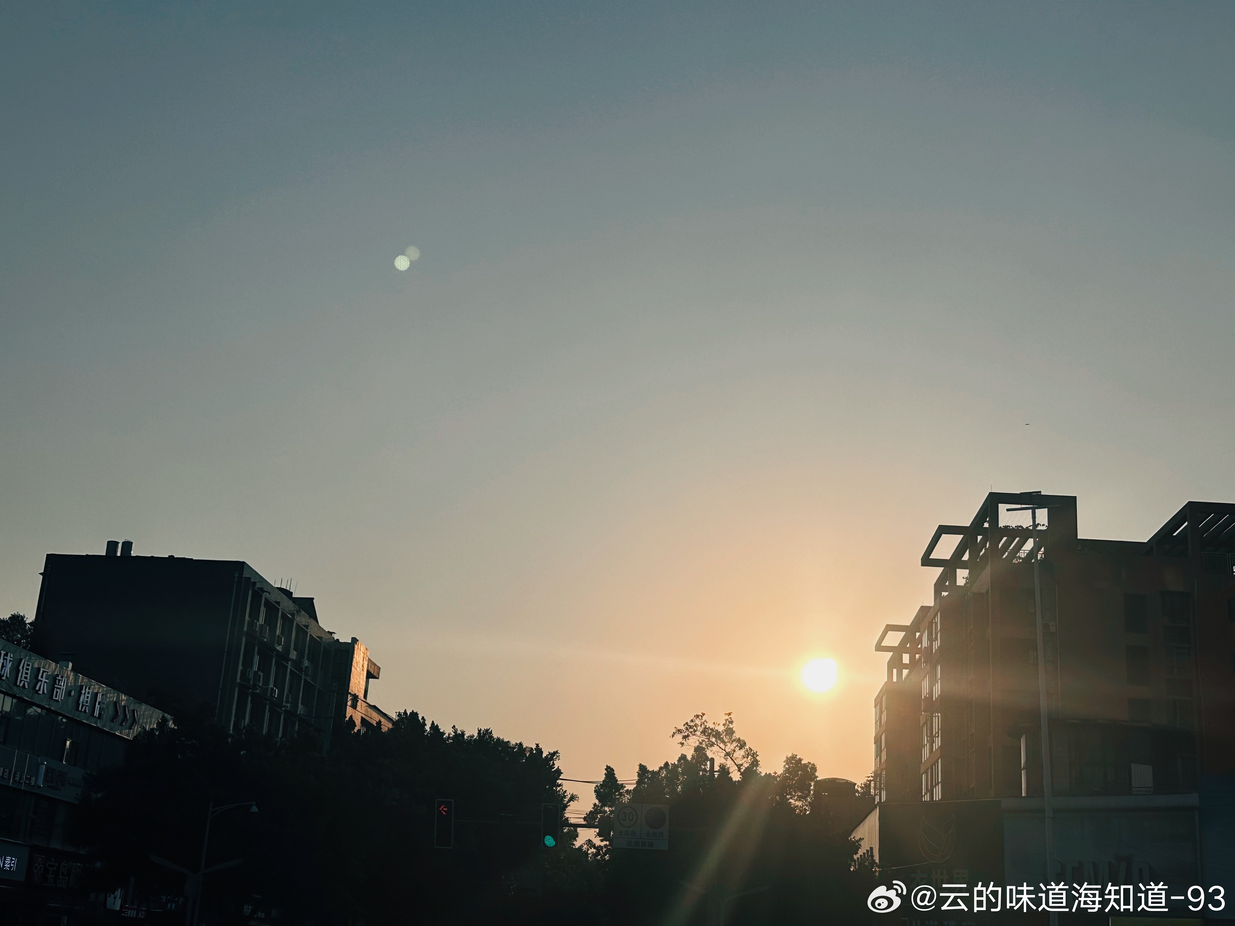 现在七点多了，看看这太阳，这对吗？外面真的像蒸笼一样这是免费的桑拿搞起走了 