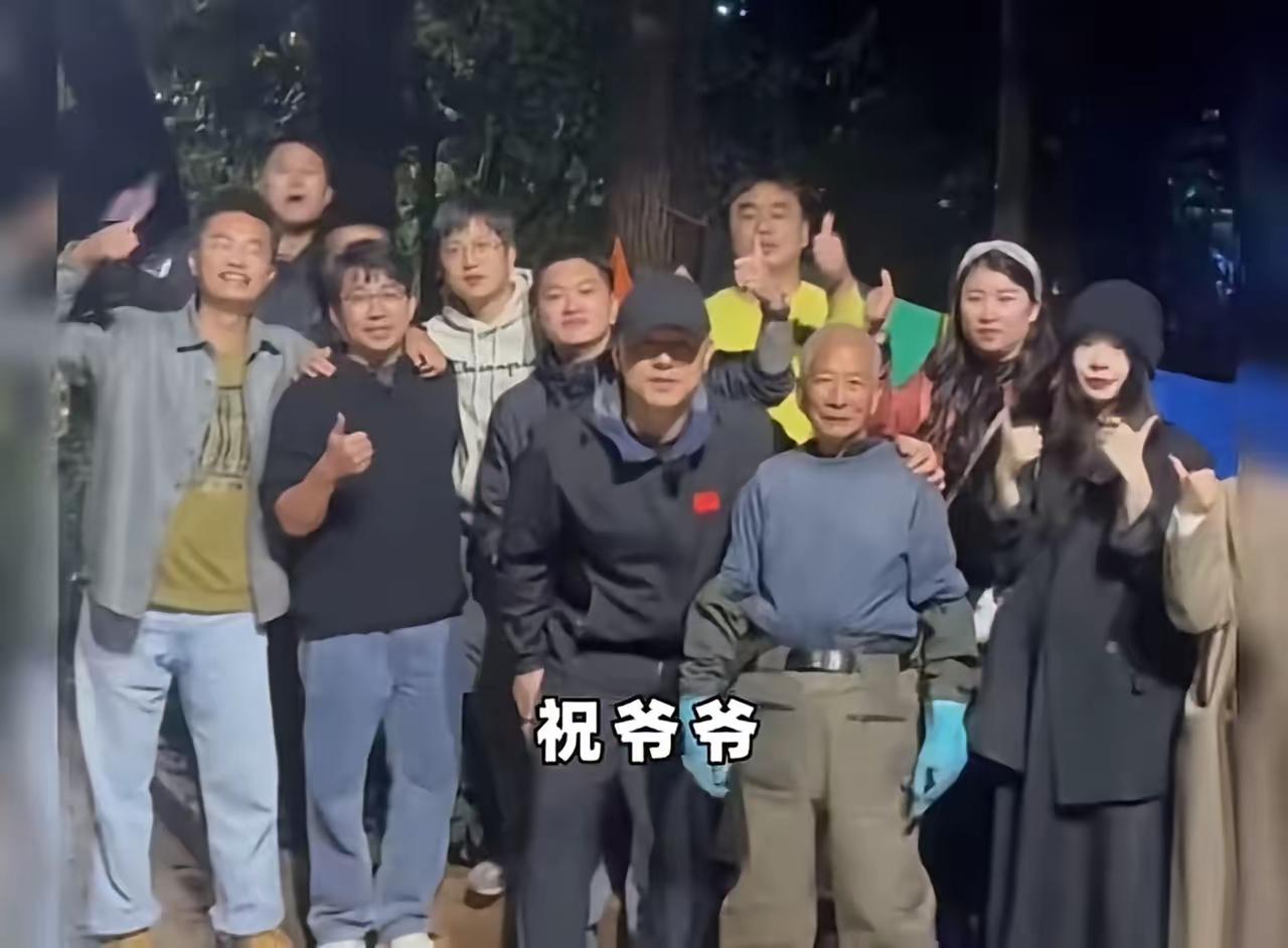 这是一则充满温情和正能量的故事，展现了普通人在面对困境时的善良、尊严和坚持。七旬