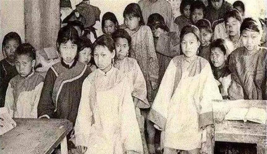 1854年厦门港查获一艘英国商船,船舱里堵着一群女孩,最大的只有8岁。

多份权