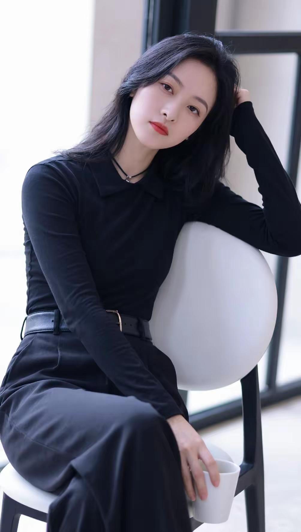 优雅黑裙，自信姿态，都市女性的魅力瞬间