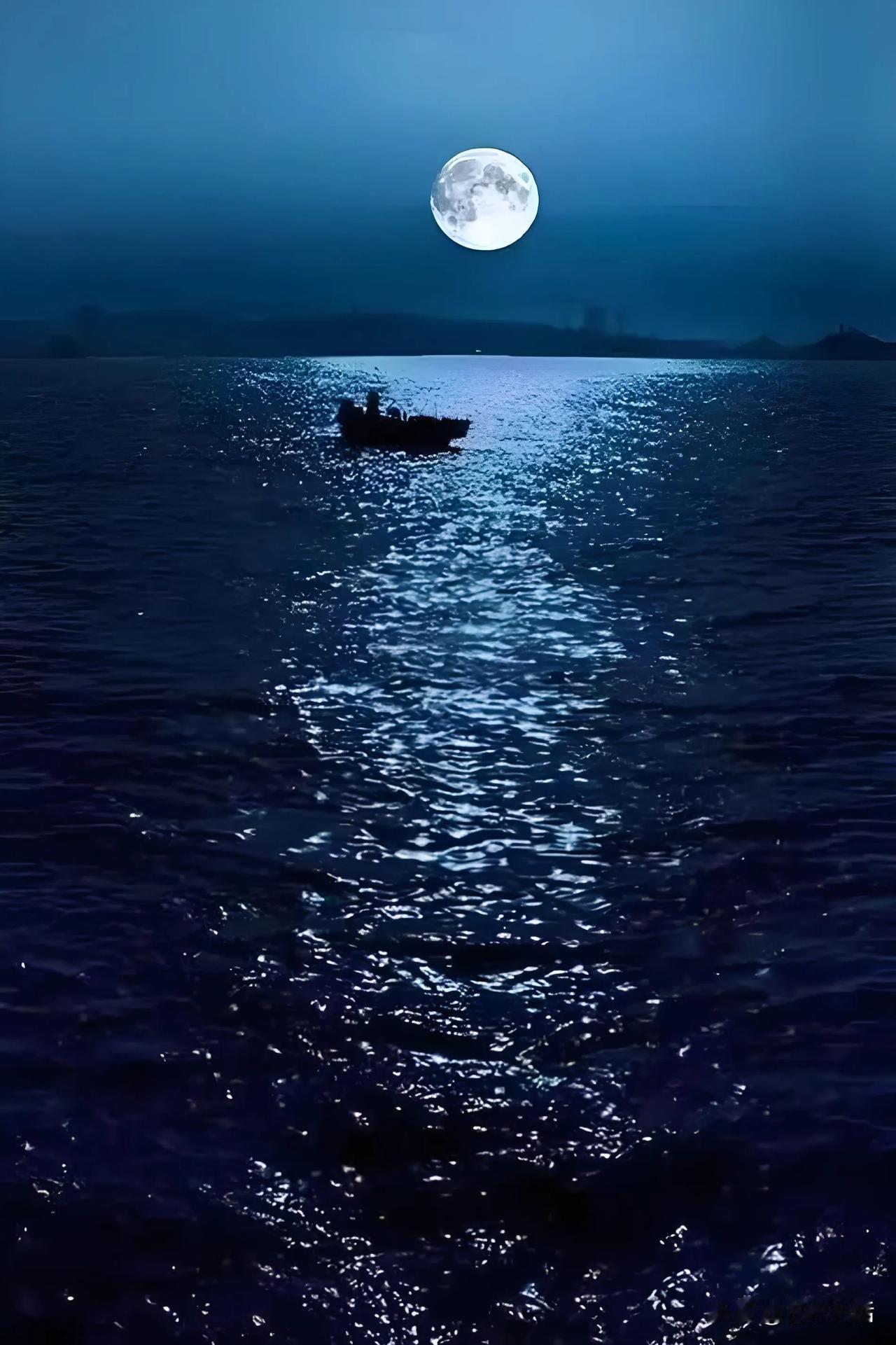 上联中，月亮的光辉洒落在江面上，随着江水的流动而波光粼粼，营造出一种宁静而悠远的