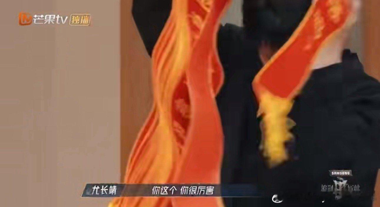 #秦昊送绶带惊艳所有人#秦昊送绶带给批哥的小伙伴们，把所有人都震惊到了[哈哈]。
