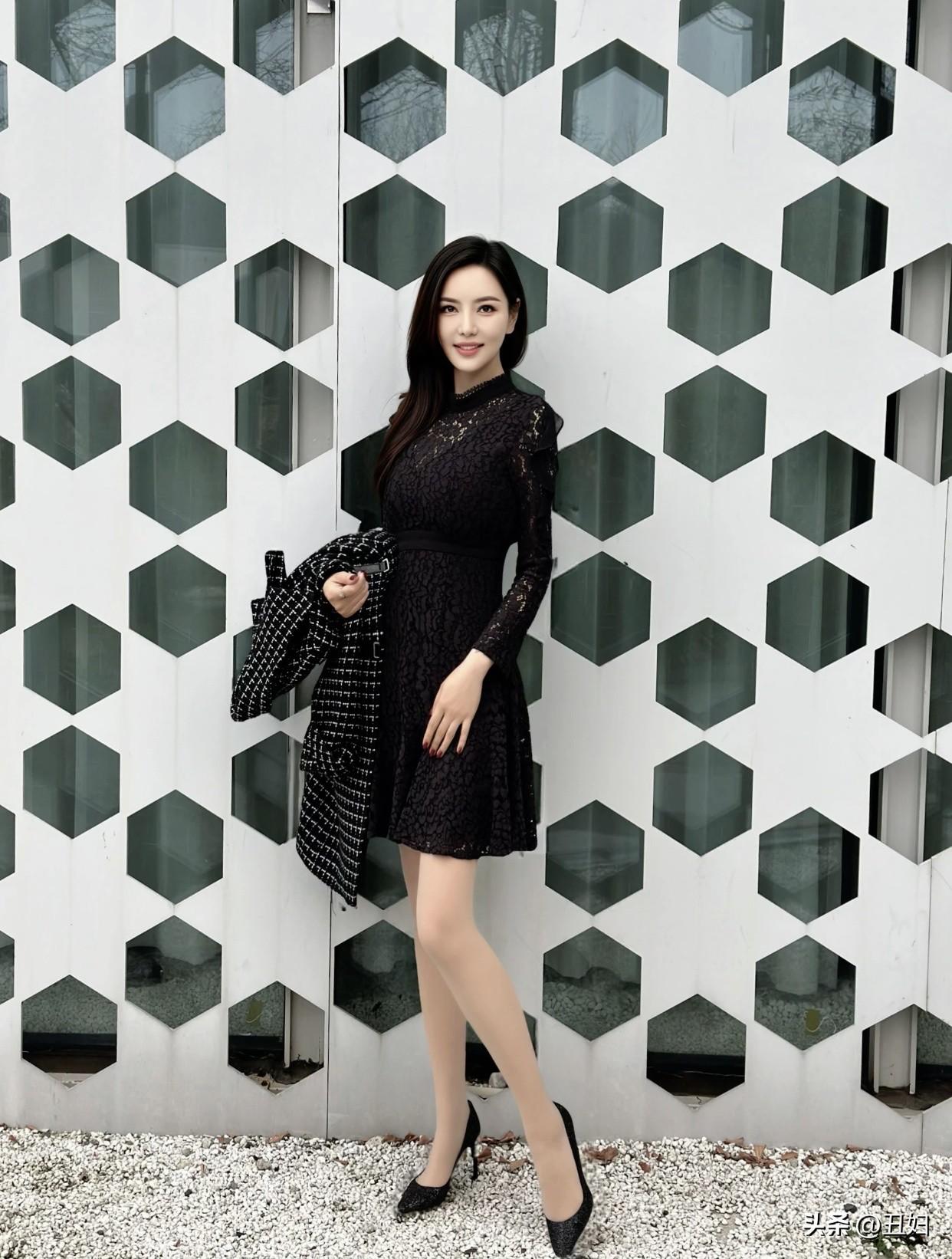 有气质的穿搭是怎么样的优雅黑裙，都市风范，自信微笑，魅力无限！