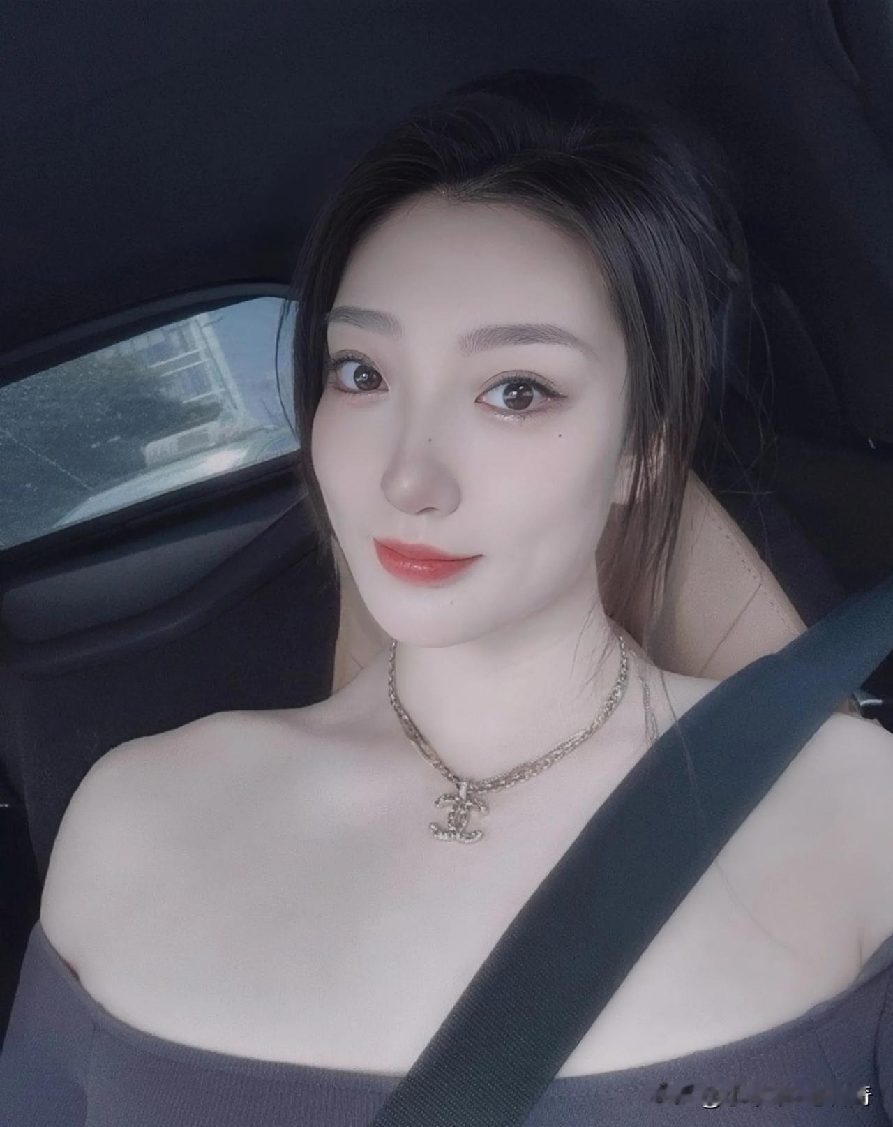 中国女篮球员李梦晒出个人美照，她配文写到：“尽力去理解、包容、接纳身边的一切，并