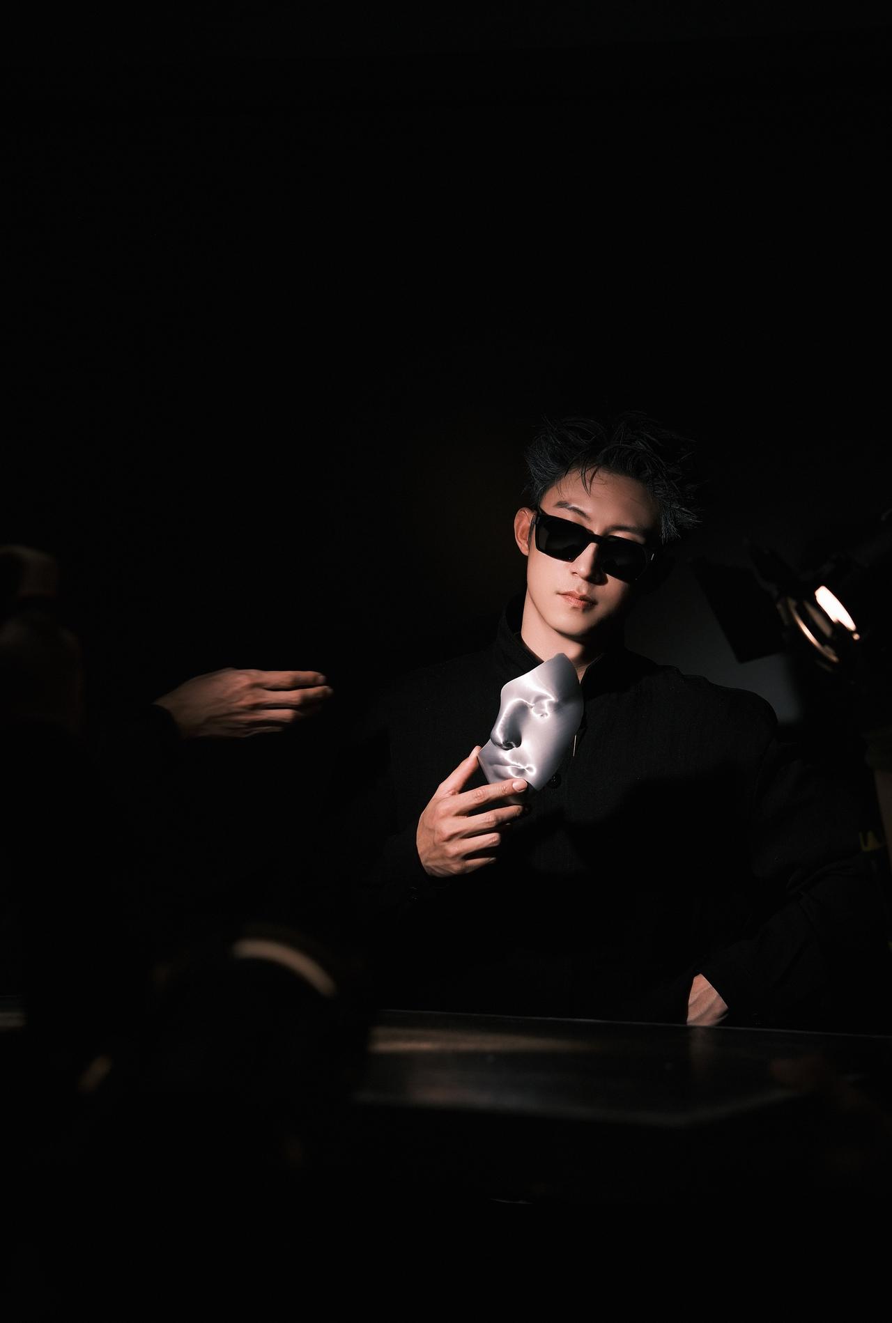 【花絮图送达📥】
镜头定格的不只是瞬间，更是从现在奔赴未来的笃定和帅气😎@J