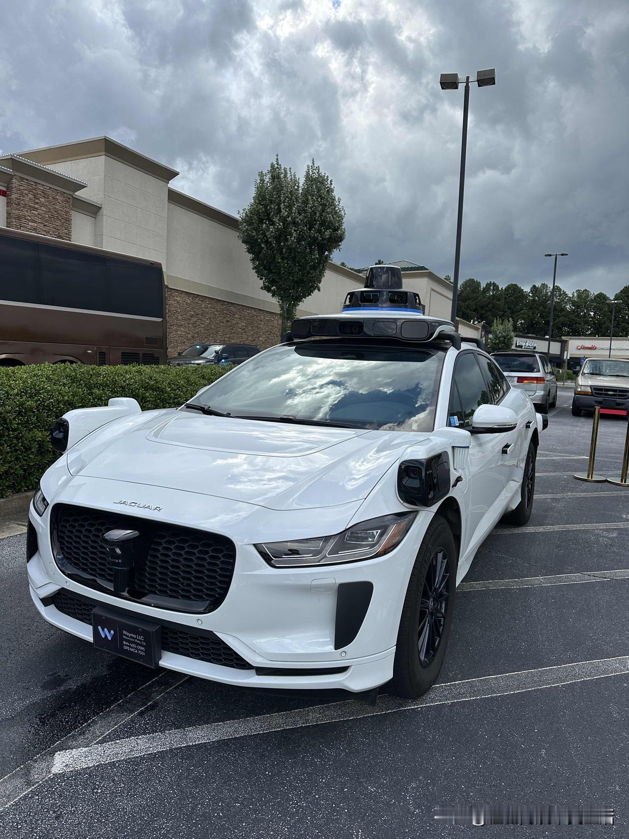 前些天我们全家在餐馆吃饭，孩子忽然被停车场一辆模样奇怪的汽车迷住了，硬拉着我过去