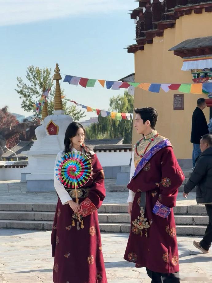 卢克偷栾念的相册  这个家不能没有卢克卢克偷相册实锤！趁栾念和姐姐没发现火速放出