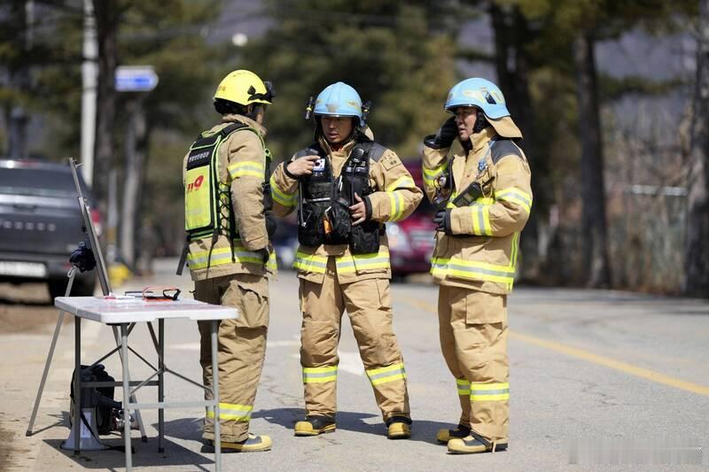 【抽烟酿大祸！首尔公寓火灾52人送医，18辆车被烧毁】海外新鲜事 抽烟酿大祸！韩