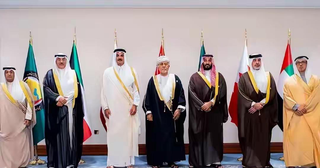 中东那边，这回不是小打小闹，是直接掀桌子了。

先说伊朗。人家中央司令部发言人易