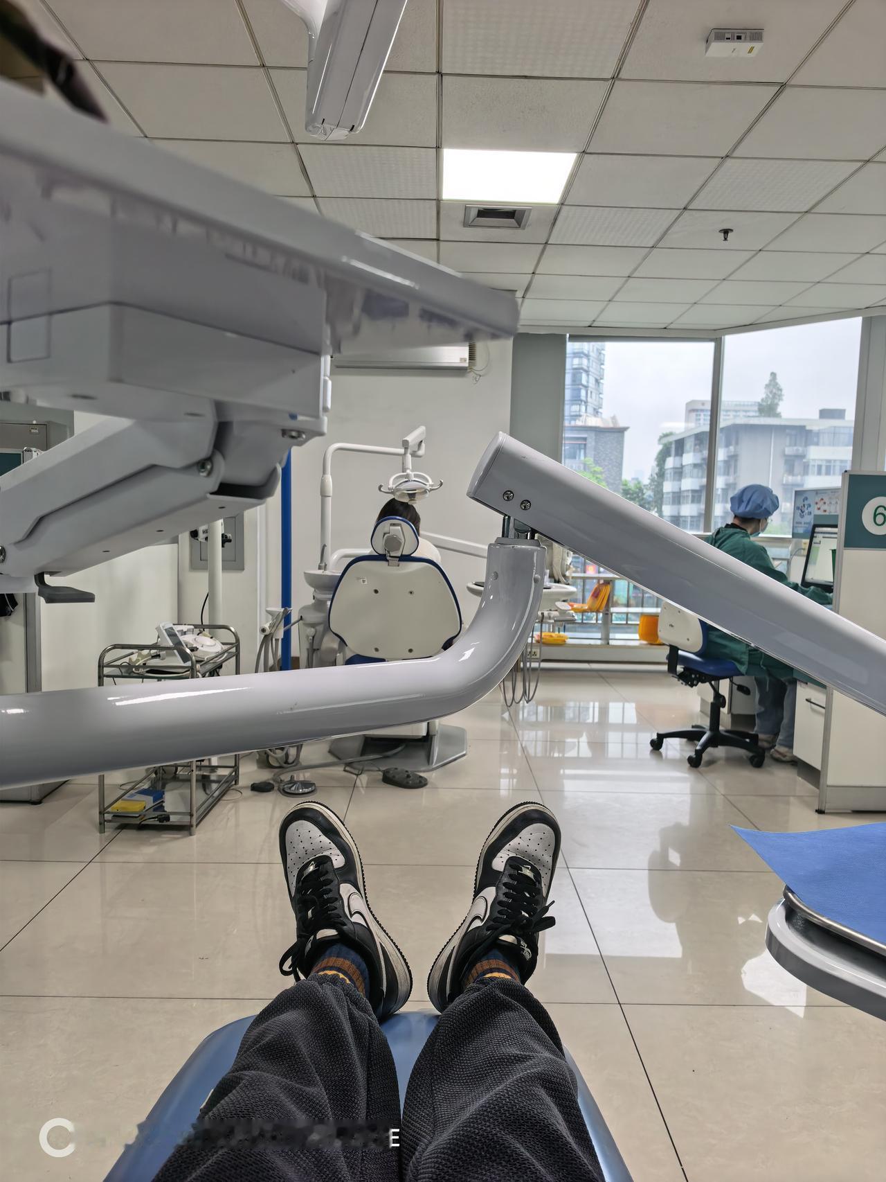 今天又来华西口腔看牙齿了，这已经是第四次来华西口腔了。今早出门前，孩子轻声说“祝