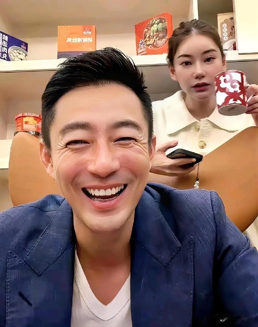 和谁在一起，怎么会一样呢。这句话的含金量还在继续上升[心]小菲笑得牙床都在营业：