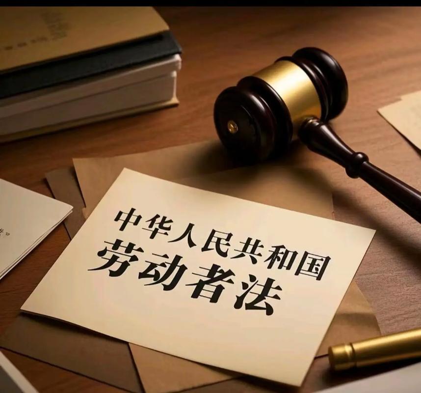 “劳动法没有强制双休”冲上热搜，很多上班族第一次发现：原来法律保障的是每周至少休