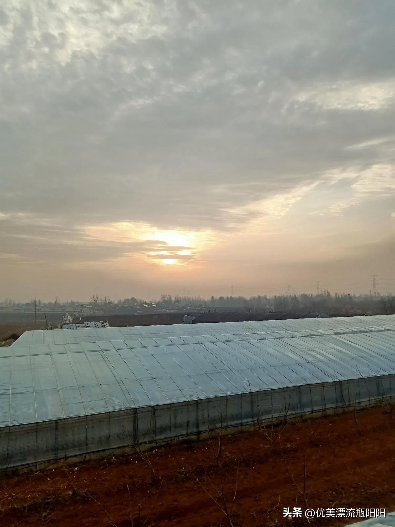 随手拍一张天空照日出东方