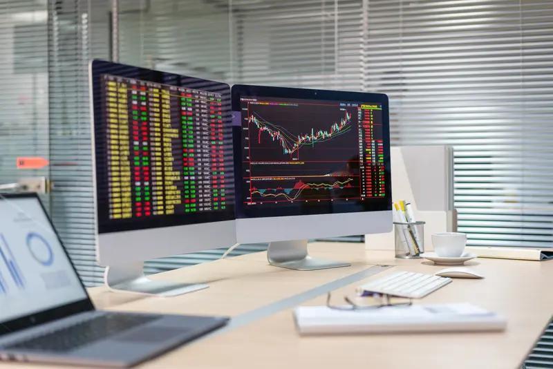 我发现一个炒股稳定，风险还小的炒股方法。

就是买中字头股价低的，并且长期股价波