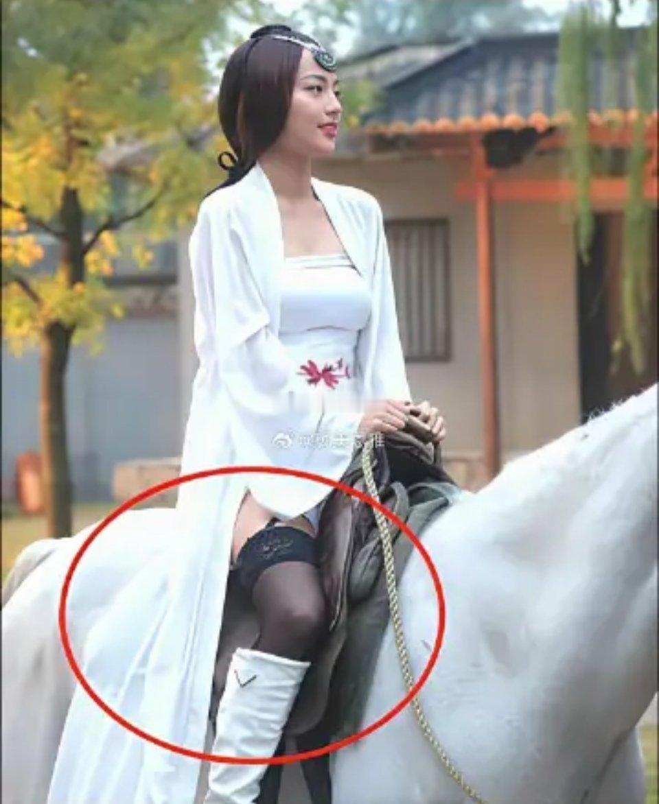 以前看至尊红颜都没发现，里面的女主穿的这么洋气！ 