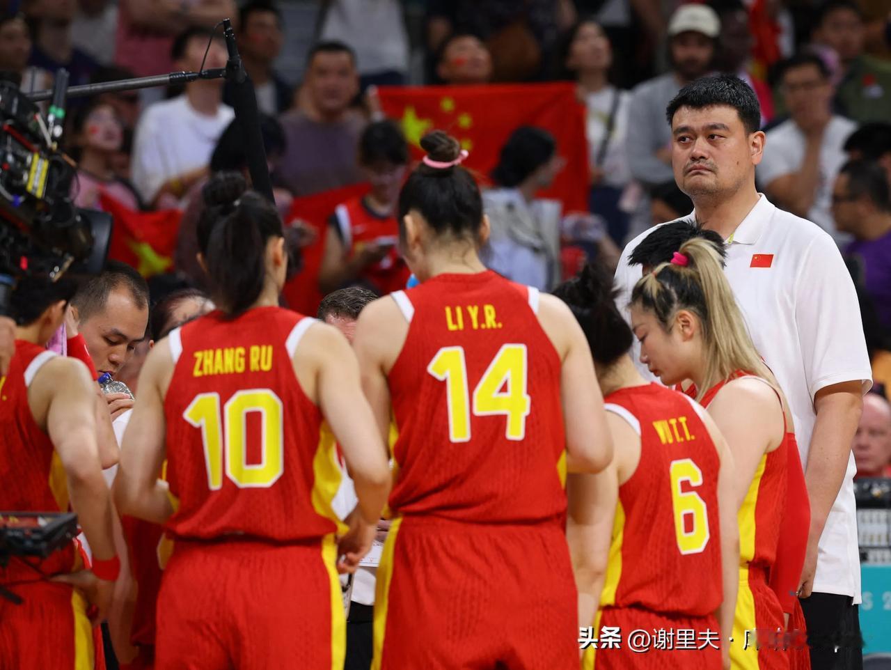女篮输球，姚明应该立刻颁发一条新规矩：女篮球员以后不允许化妆打比赛，真气人，两年