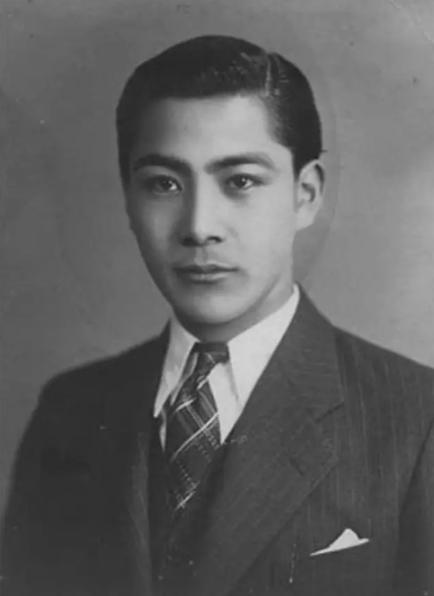 1940 年蒋纬国在火车上因无军官票被驱赶到车厢连接处。军官得知其身份后吓得下跪