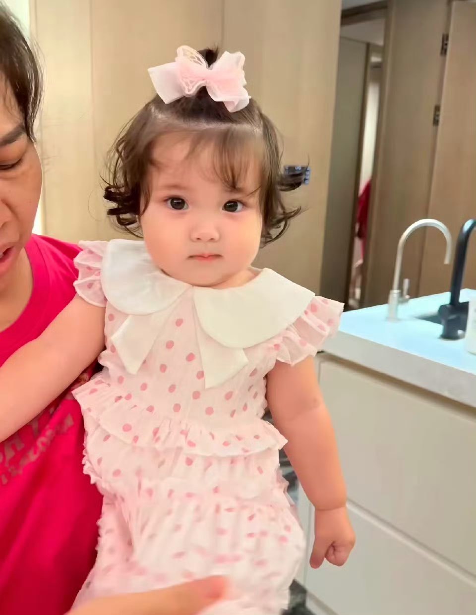 韩安冉女儿被保姆带回老家过年韩安冉说小女儿优米只认朱阿姨，离开就绝食，谁带得多孩