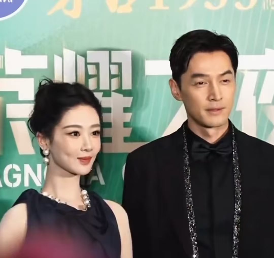 杨紫飞奔拥抱胡歌 《生命树》意难平圆满收官，杨紫快步奔向胡歌相拥，戏里遗憾没能重