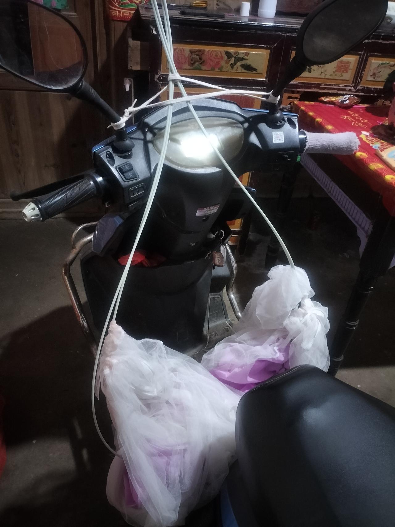 今天是周五，我骑电动车带儿子回老家了，还把蚊帐带回来了，是房东大叔帮我捆绑在电动