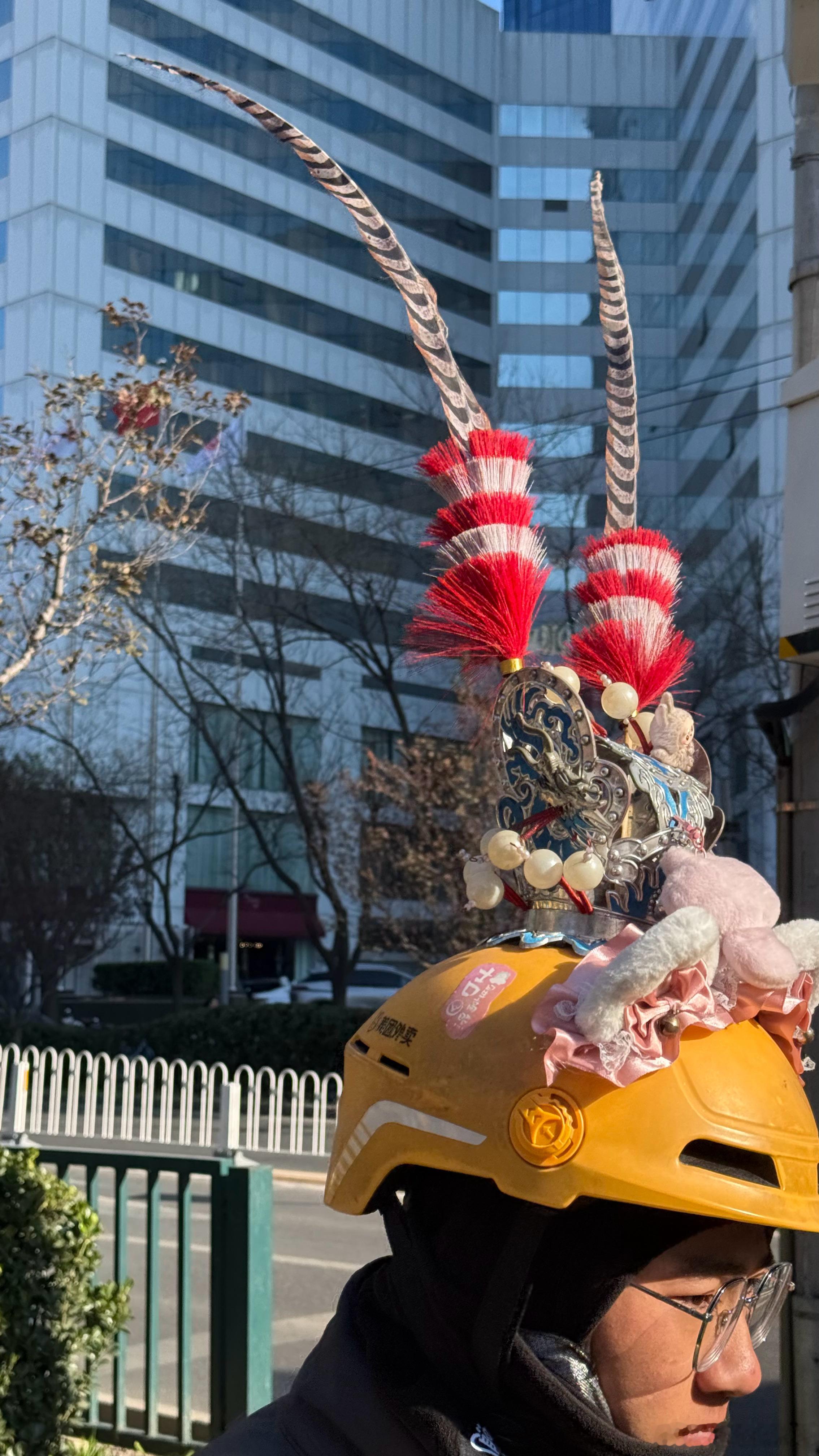 抓拍一位可爱的外卖小哥之“齐天大圣” 