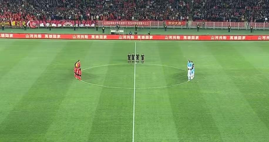 点赞中超：志愿军遗骸今日归国，赛前全场默哀致敬先烈

在韩中国人民志愿军烈士遗骸