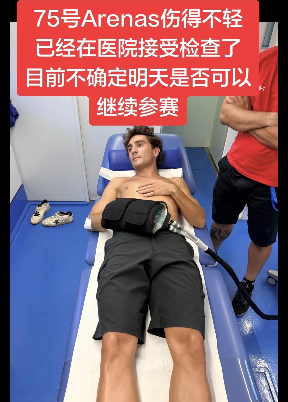 德比斯最有力的竞争对手75号阿雷纳斯倒下了，看样子手臂受伤不算轻。这个75号在W