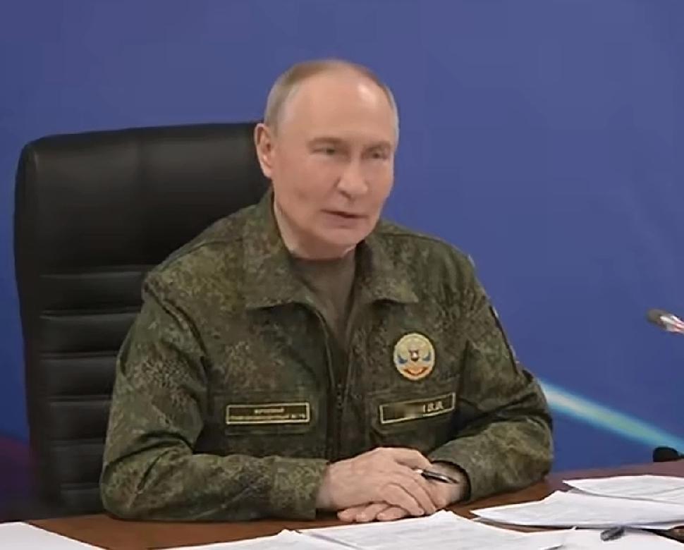 普京穿军装视察前线，很正常，不是第一次了，作为总统、三军统帅，本身就是军人身份！