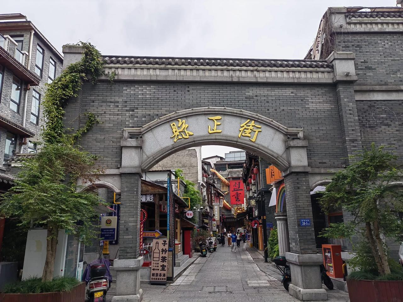 长沙天心阁是长沙古城池仅存的标志性建筑，正门位于天心路上，有一段类似长城的古城墙