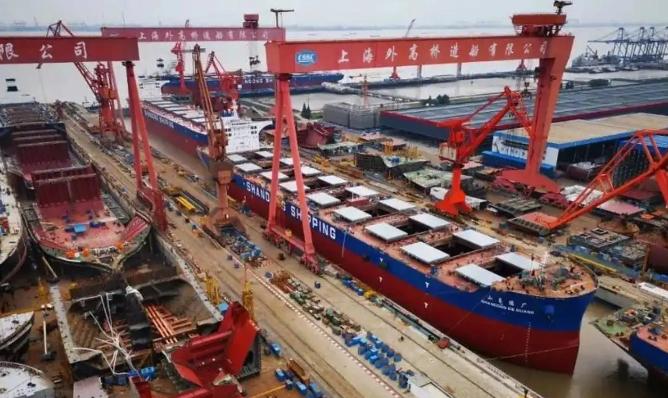 为什么美国海军会表现得这么焦虑？看看中国造船厂里的施工速度，你就明白：那种靠一两