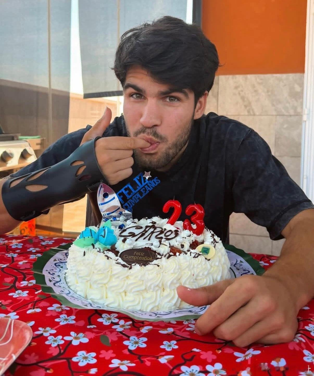 🇪🇸阿尔卡拉斯也才23岁啊生日快乐🎂🎉早日康复，回归赛场哦ATP