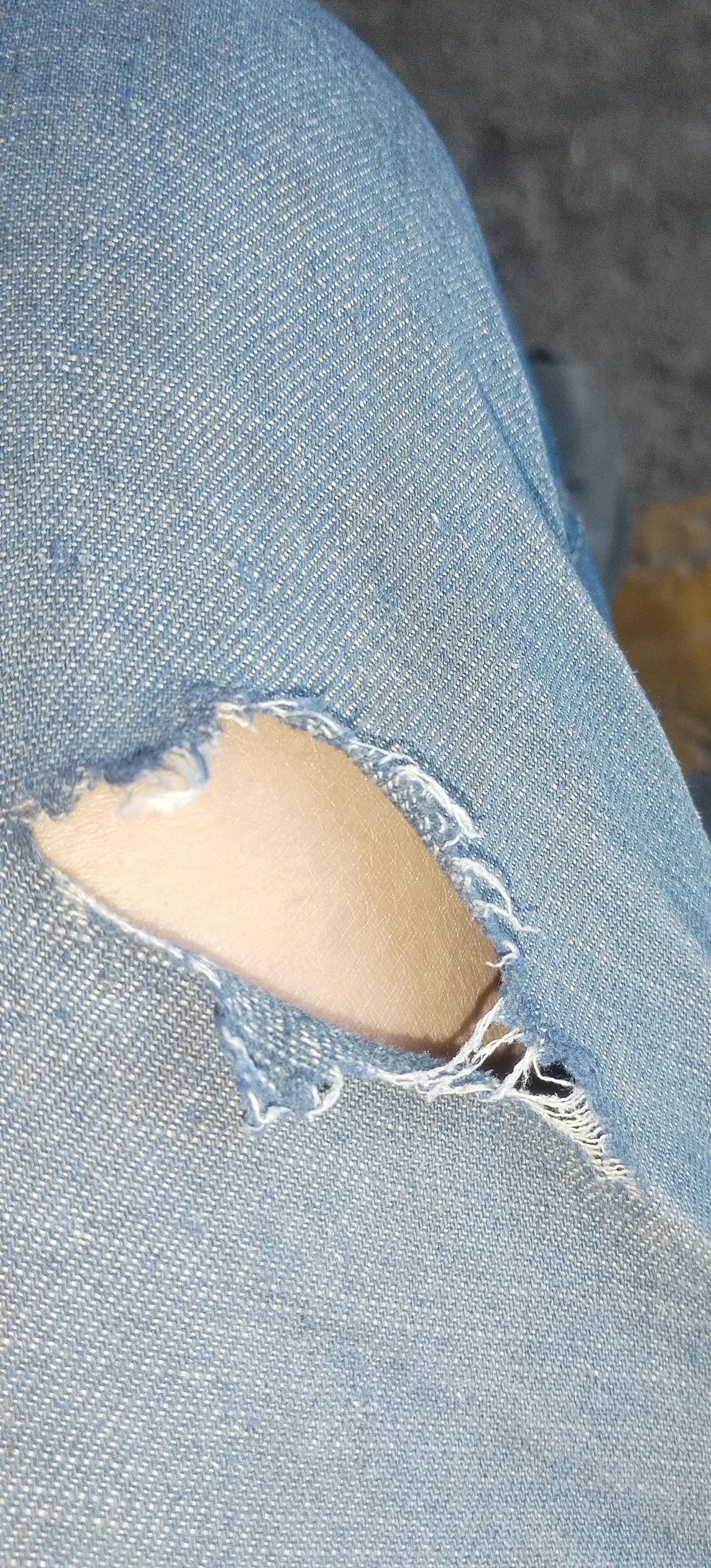 裤子：我先扛不住了，人还在硬撑
 
膝盖这个破洞不是潮流款，是日复一日奔波磨出来