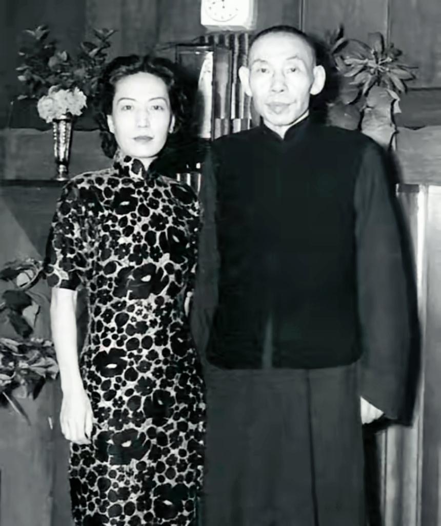 1948年，孟小冬去看望闺蜜姚玉兰，夜里2人同床而睡。谁料，姚玉兰趁她睡着溜出去