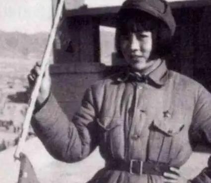1941年，女兵银金花被7个日军包围，日军瞧她是女的，便一拥而上，正准备玷污她时