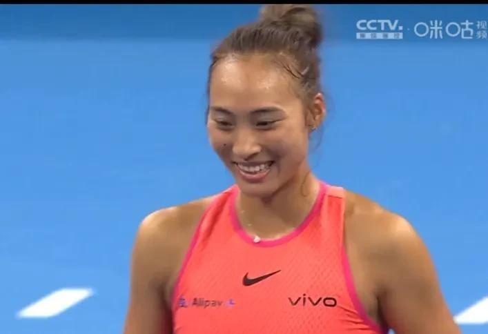 你以为快就够了？你太天真了。真正的挑战还在后面等着呢。
郑钦文的中网首秀简直是个