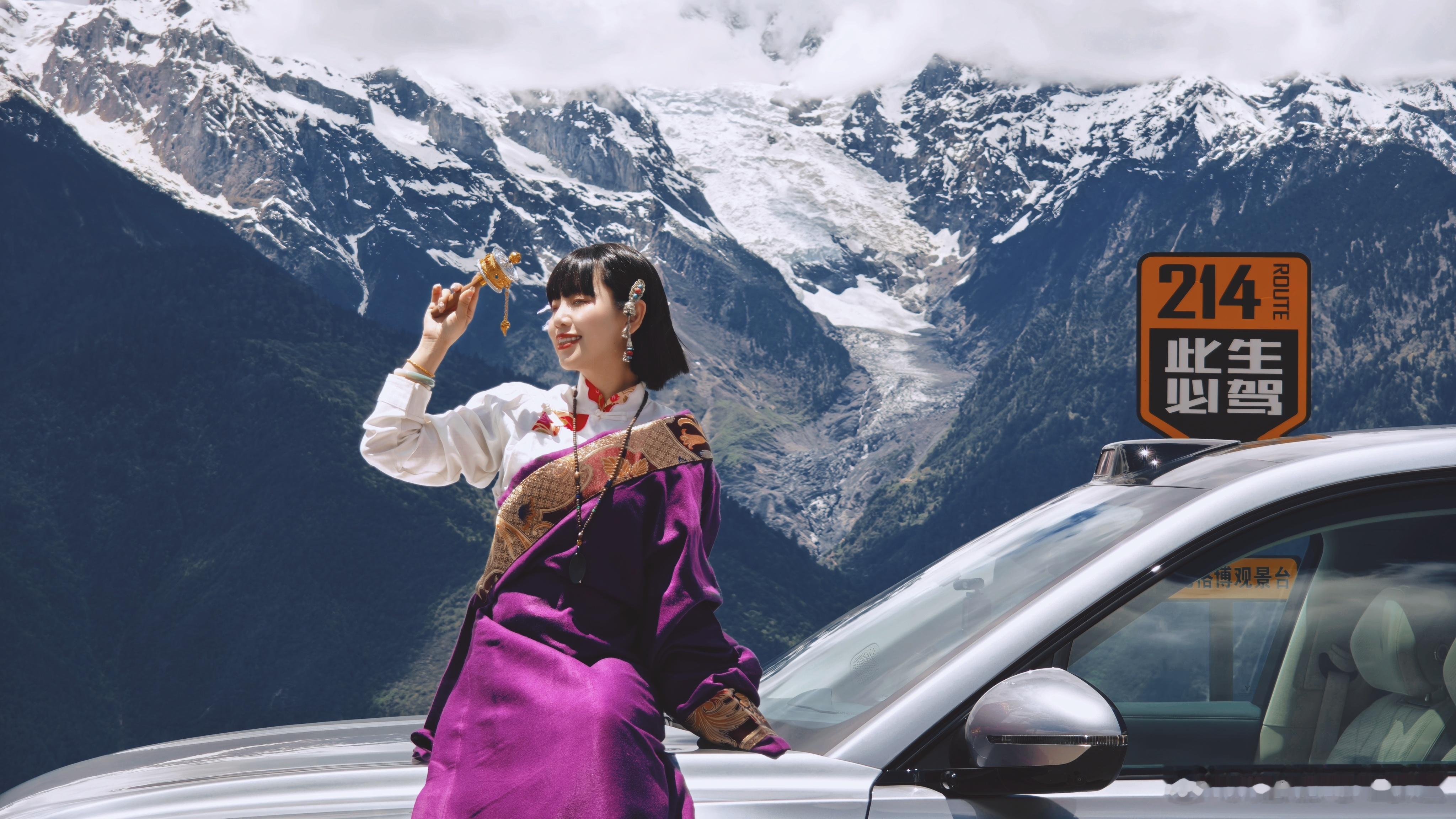 驶入梅里腹地，静待一场日照金山。卡瓦格博主峰常年云雾缭绕，哪怕只有短短几分钟的日