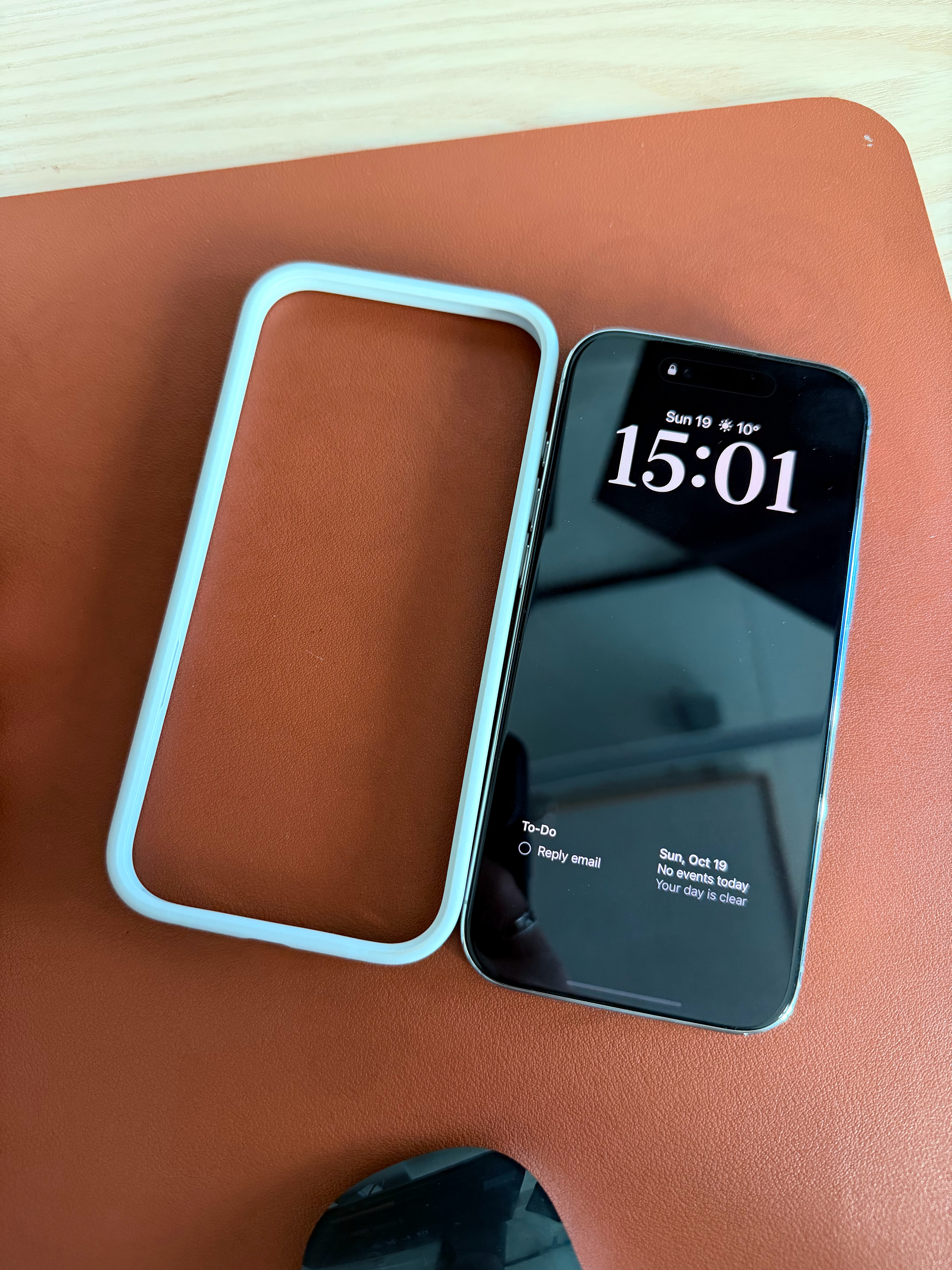 iPhone Air 戴个 bumper 还是太累赘了。（太宽，拿着费劲。）打算