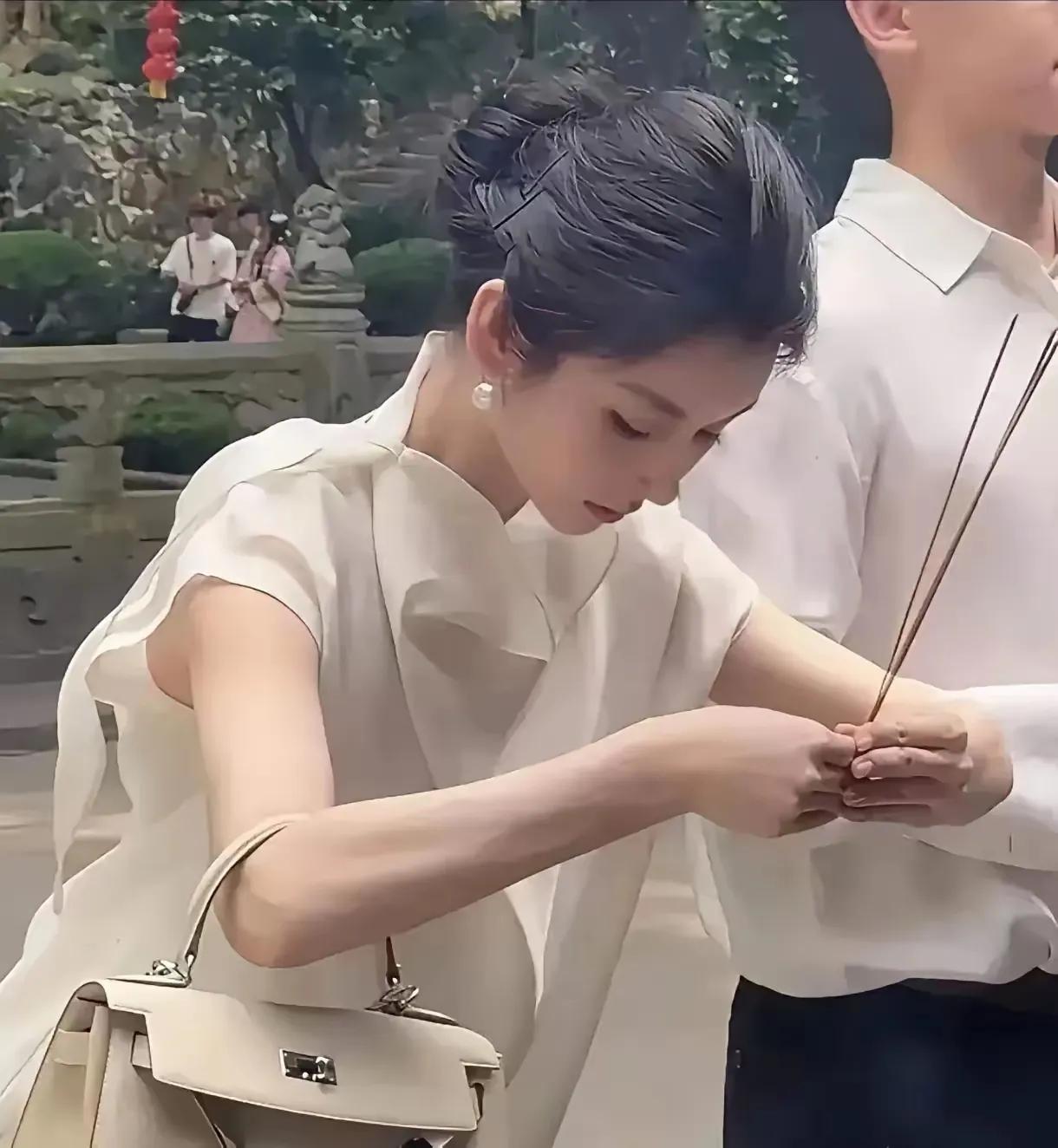 她这么年轻漂亮，一个包几十万，这么有钱，她还求什么？
