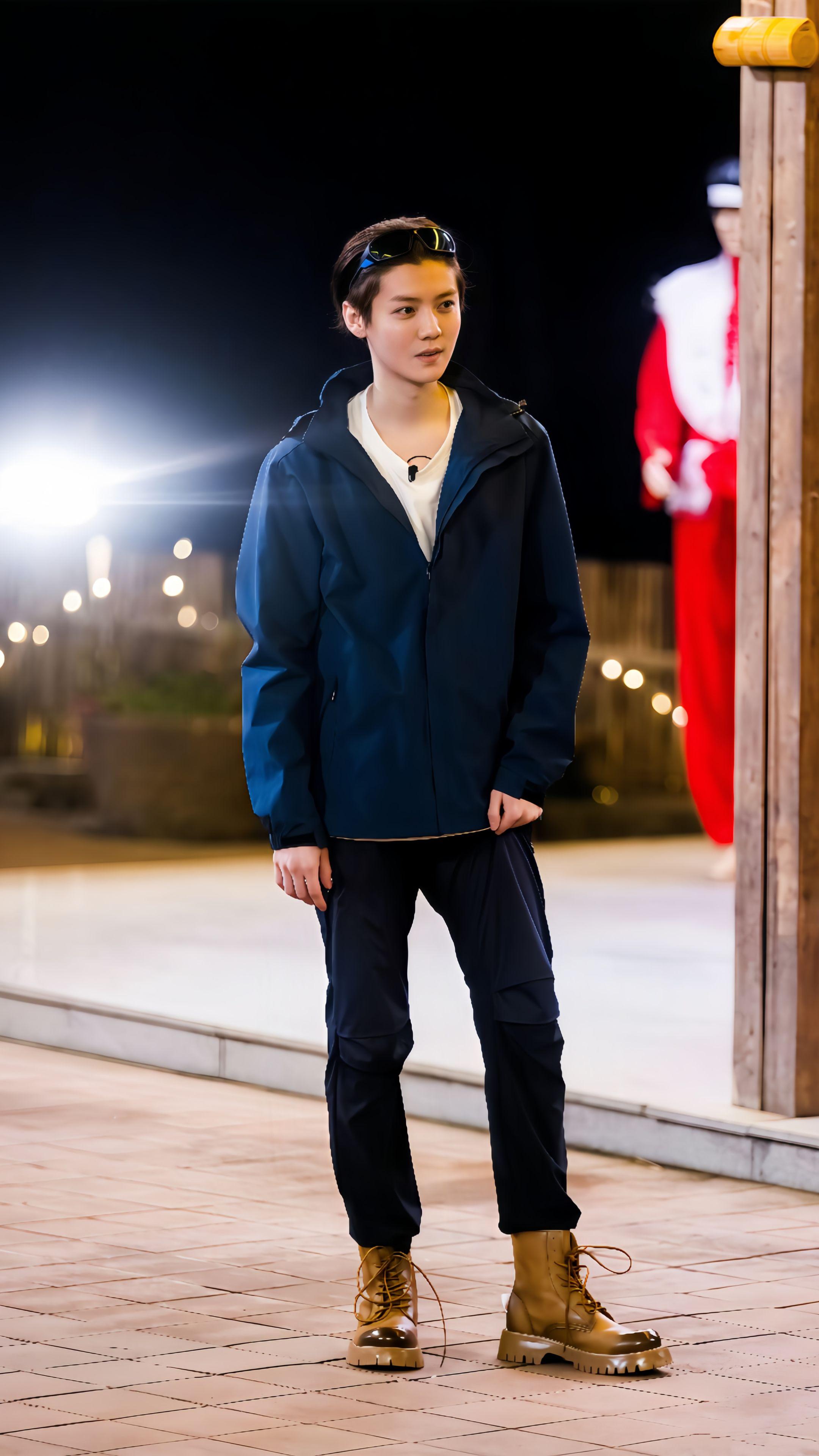 看似在听歌  实则在欣赏照片。