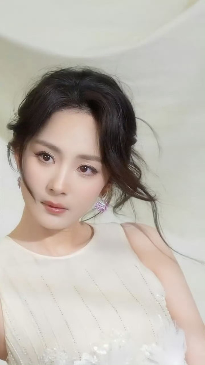 杨幂 苹果掰开你要是知道这个人美心善可盐可甜的顶级大美女是我女朋友，你也会觉得我
