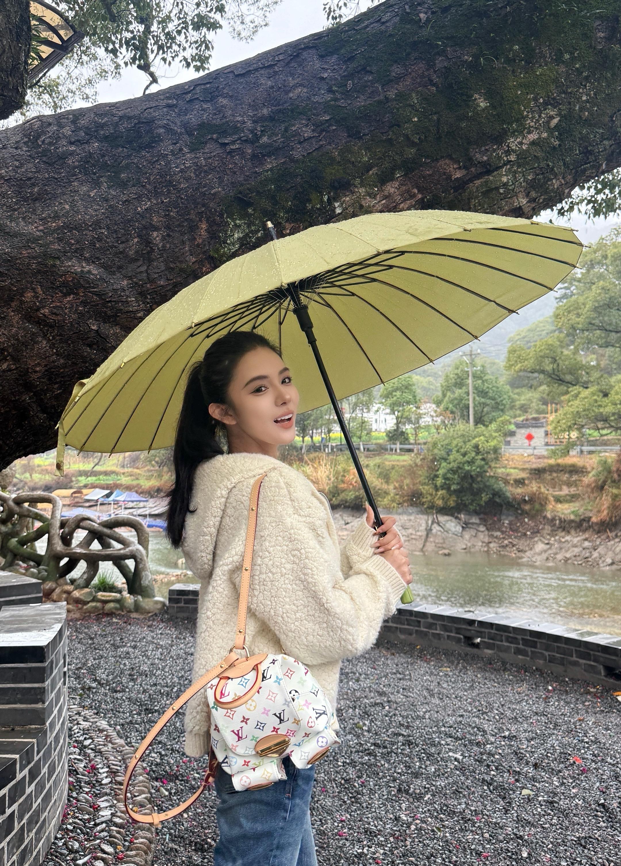 仿佛你只须静静看我一眼 就能够解读我爱你这弱点